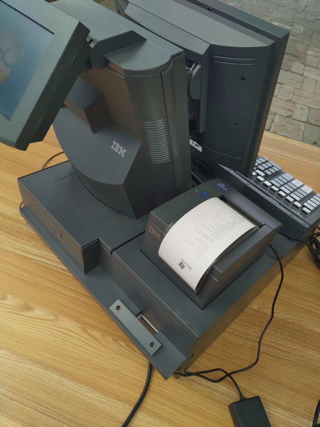 IBM 4852-566 POS Terminal - features and details